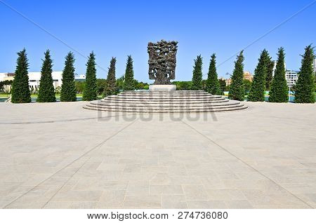 15-12-2018.baku.azerbaijan.monument 