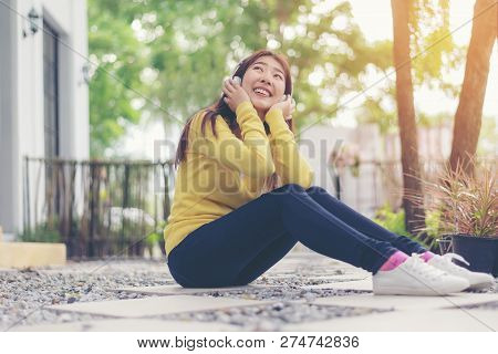 Lifestyle Girl Enjoy Listening Music And Relax Happy Summertime In Thepark . Music And Lifestyle Con