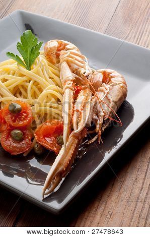 piatto con gli spaghetti scampi e pomodori