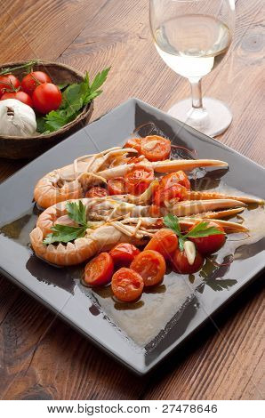 piatto con scampi e pomodori