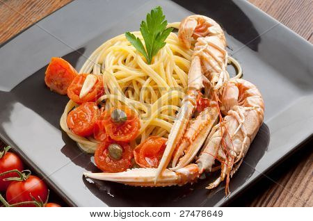 piatto con gli spaghetti scampi e pomodori