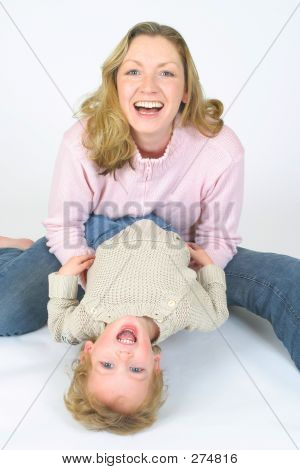 Mère et fils jouant ensemble