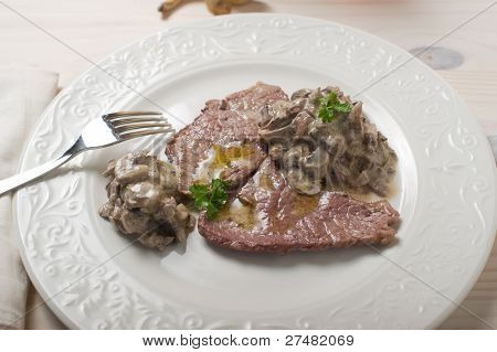 Scaloppina ai funghi porcini su salsa di panna