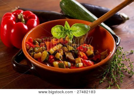 Ratatouille över sked på skål