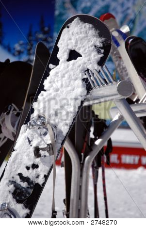 Snowboard og Skiis i redskabsholder på Resort