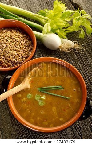 zuppa di farro su ciotola