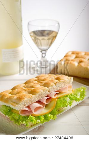 focaccia กับแฮมไก่งวง