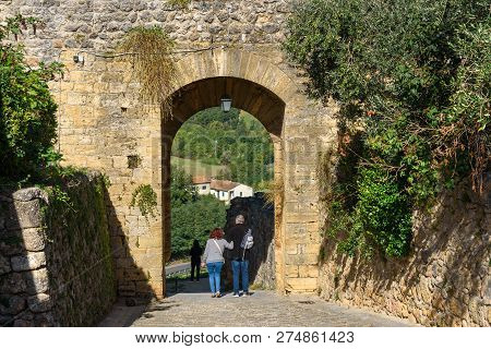 Monteriggioni, Italy - September 26, 2018: Gate In City Stone Wall Of Castle Of Monteriggioni. Tusca