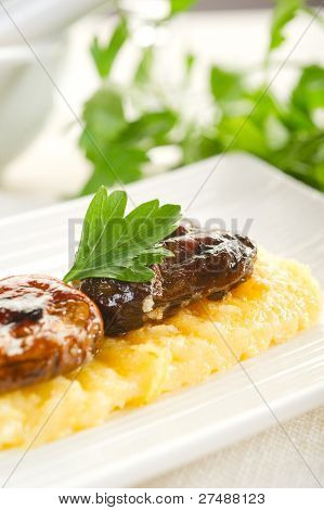 polentou a houby na grilu