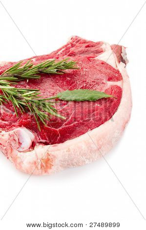 rå T-bone med urter tæt op