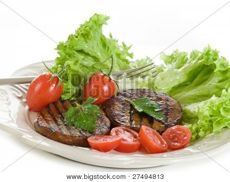 seitan alla griglia con pomodori e insalata