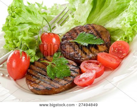 seitan alla griglia con pomodori e insalata