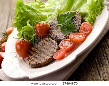 seitan alla griglia con pomodori e insalata