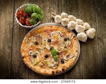 Pizza capricciosa op schotel op hout achtergrond