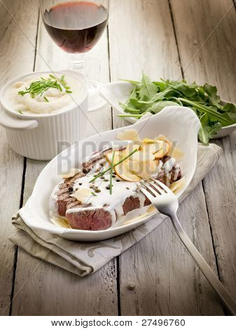filetto con salsa di panna ovulo di funghi e rucola insalata