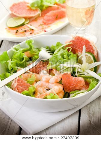 rejesalat med skive grapefrugt og salat
