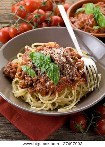 bolognese spaghetti con ragù salsa e parmigiano formaggio