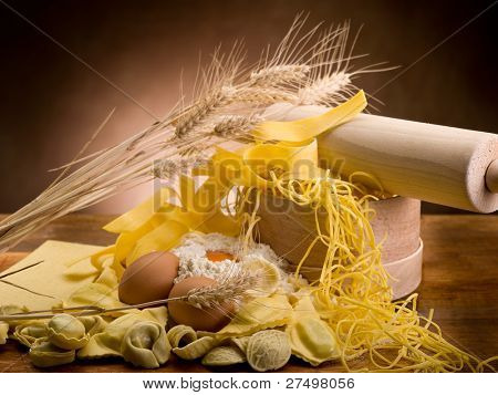traditionelle italienische hausgemachte Pasta mit Zutaten