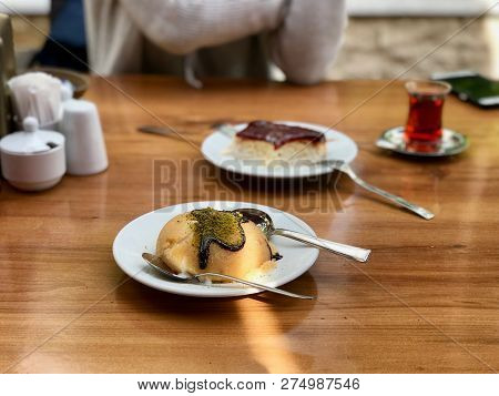 Semolina Dessert With Ice Cream / Irmik Helvasi / Halva