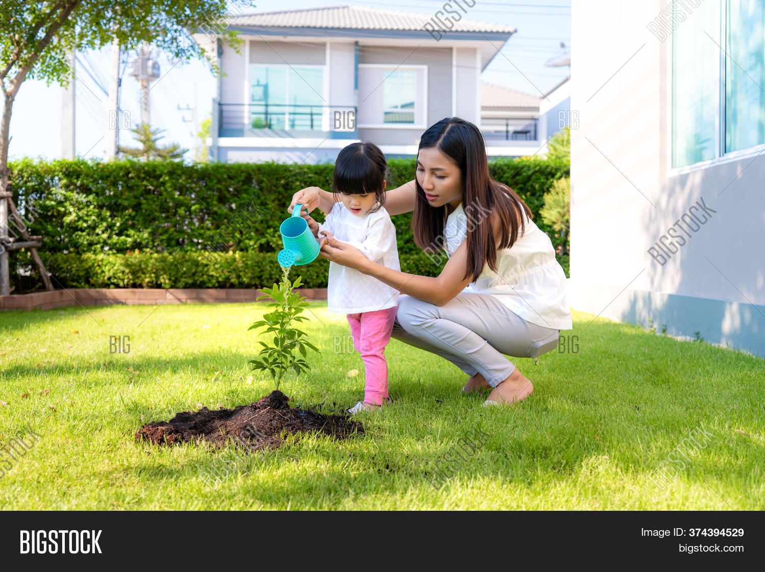Мужчина с ребенком. Папа дарит цветы. Папа дочки растение. Дети на уроке. Ребенок помогает папе.
