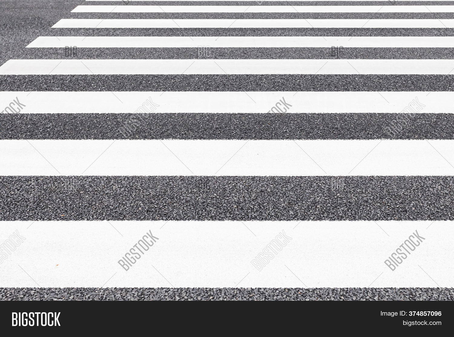 Пешеходная дорожка зебра. Abbey road улица в лондоне. Зебра кроссинг на английском пешеходный переход. Пешеходная зебра. Человек переходит дорогу.