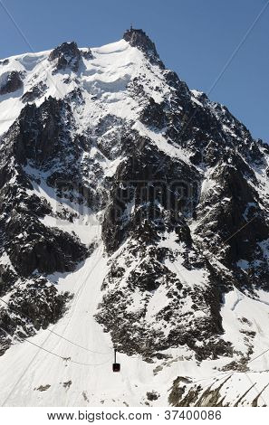 Aiguille du Midi-Seilbahn über Schneeberg in Chamonix, Frankreich.