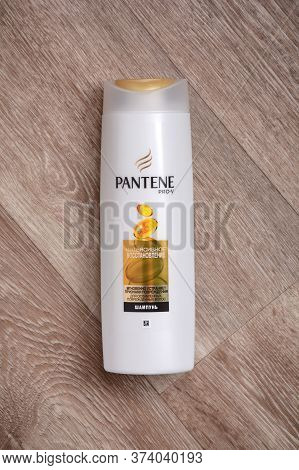 Pantene Pro-v Famous Shampoo Bottle. Shampoo Pantene Pro-v, 400 Ml. Ukraine, Kharkiv, June 21, 2020.