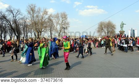 Odessa, Ukraine - 04 01 2019: Costume Demonstration In Front Of A Crowd Of People On Boulevard