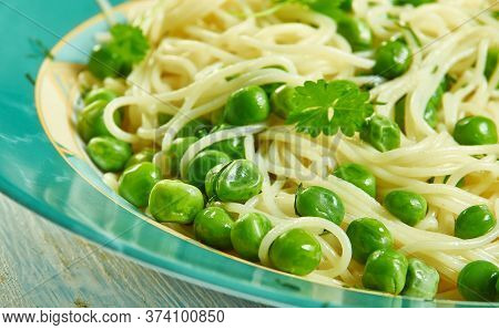 Spaghetti Con I Piselli E Mentuccia - Napoletana Dish Made With Peas, Herbs And Onions