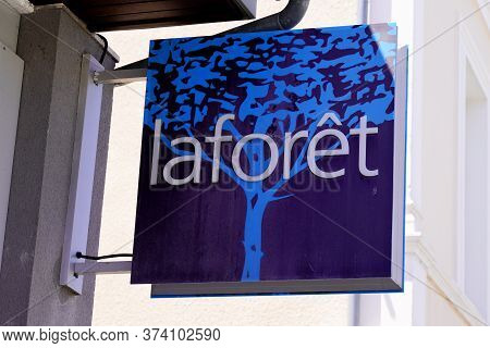 Bordeaux , Aquitaine / France - 06 20 2020 : Laforet Sign Logo In Agency Of Real Estate Red Store Br
