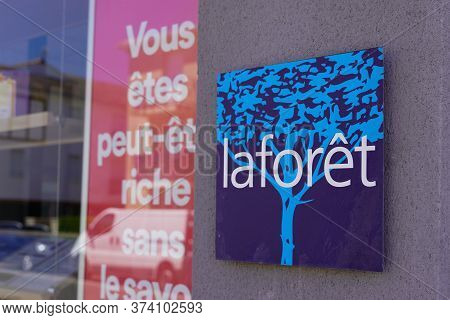 Bordeaux , Aquitaine / France - 06 20 2020 : Laforet Sign Logo In Windows Agency Of Real Estate Red 