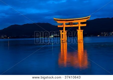 Velké plovoucí brána (O-Torii) na ostrově Mijadžima poblíž šintoistická svatyně Icukušima, Japonsko krátce po