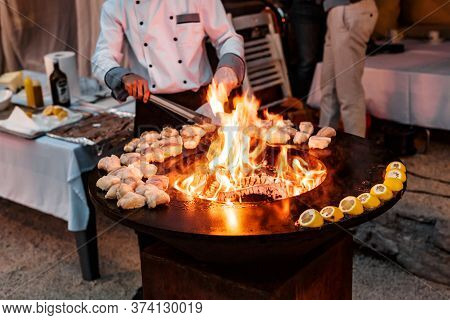 A Bowl-shaped Flat Grill With A Cut-out Under The Church In The Center. Toast The Grilled Fish Fille