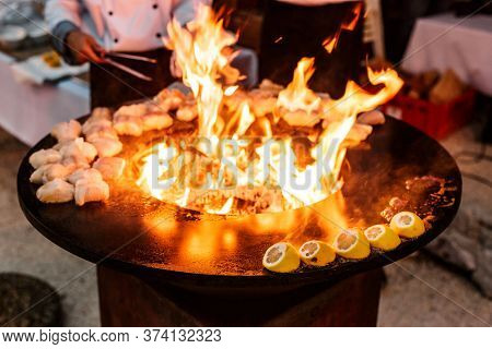 A Bowl-shaped Flat Grill With A Cut-out Under The Church In The Center. Toast The Grilled Fish Fille