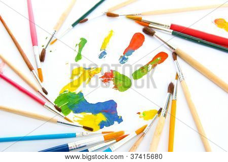 สีมือพิมพ์ ด้วยแปรง แยกต่างหากบนพื้นสีขาว