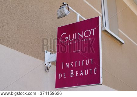 Bordeaux , Aquitaine / France - 06 20 2020 : Guinot Logo Sign Of French Shop For Cosmetics And Perfu