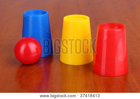 Tryllekunstner på træ baggrund