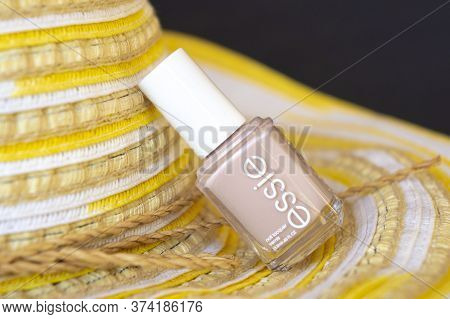 Essie Glossy Shine Nail Polish In Topless & Barefoot
