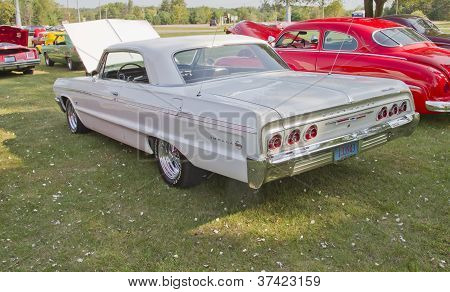 Bílá Chevy Impala Ss