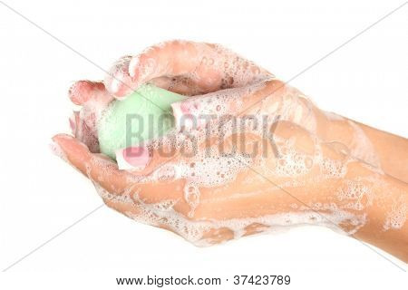 ผู้หญิงมือใน soapsuds บนพื้นหลังสีขาวอย่างใกล้ชิด