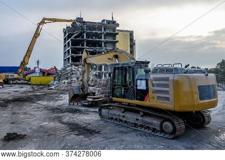 Dawn Time Building House Demolition Site Excavator With Hydraulic Crasher Machine And Yellow Contain