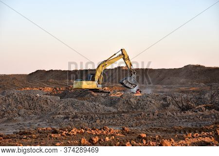 Excavator With Jaw Crusher Bucket For Crushes Concrete And Recycle Material. Mb Crusher Screening Bu