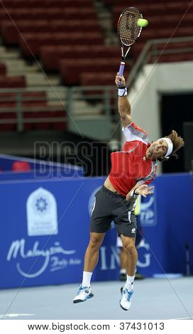 KUALA LUMPUR - 28 SEP: David Ferrer (Spanje) dient in zijn Q-finale-match in de ATP Tour Maleisische Op