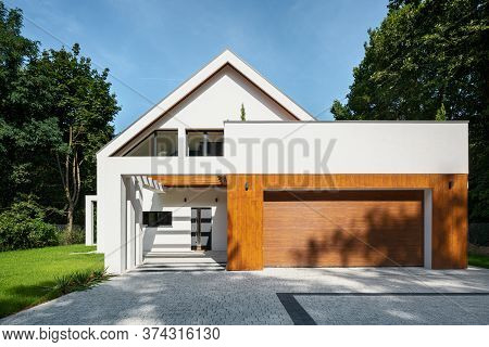 Elegant House With Garage