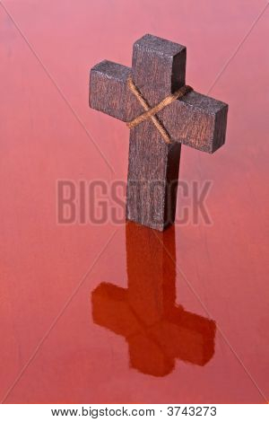 hölzernes Kreuz Reflexion