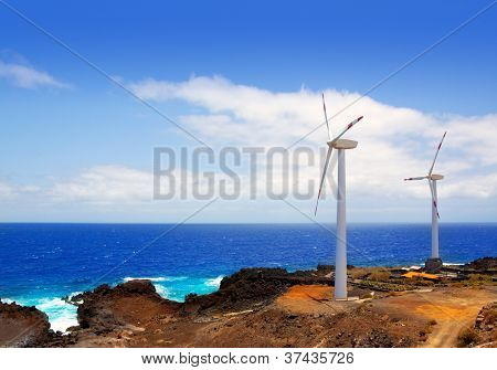 Mulini a vento Aerogenerator fronte oceano mare a Isole Canarie