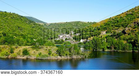Lozere, Lac de Villefort, village de Castanet en Lozere
