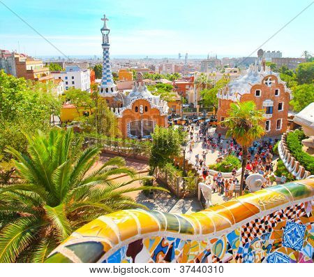 La famosa estate Parco Guell sopra luminoso cielo azzurro a Barcellona, Spagna