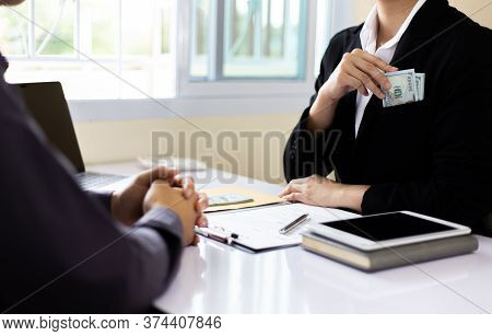 Businessmen Give Dollars To Bribe Employees In Signing Contracts To Buy Illegal Land And Real Estate