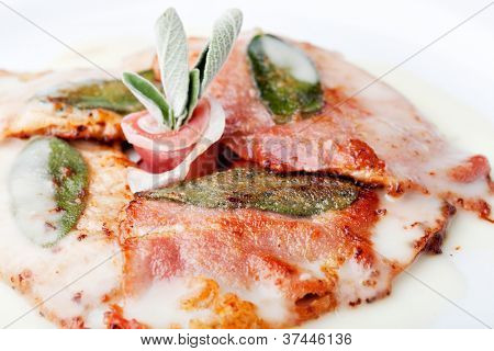 Saltimbocca - dana eti prosciutto ve taze adaçayı yaprakları ile dilim.